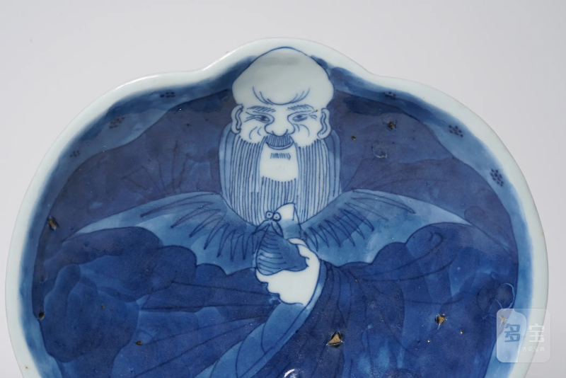 清中期 景德镇新渡青花寿星蝙蝠图三足桃盘 - 图2